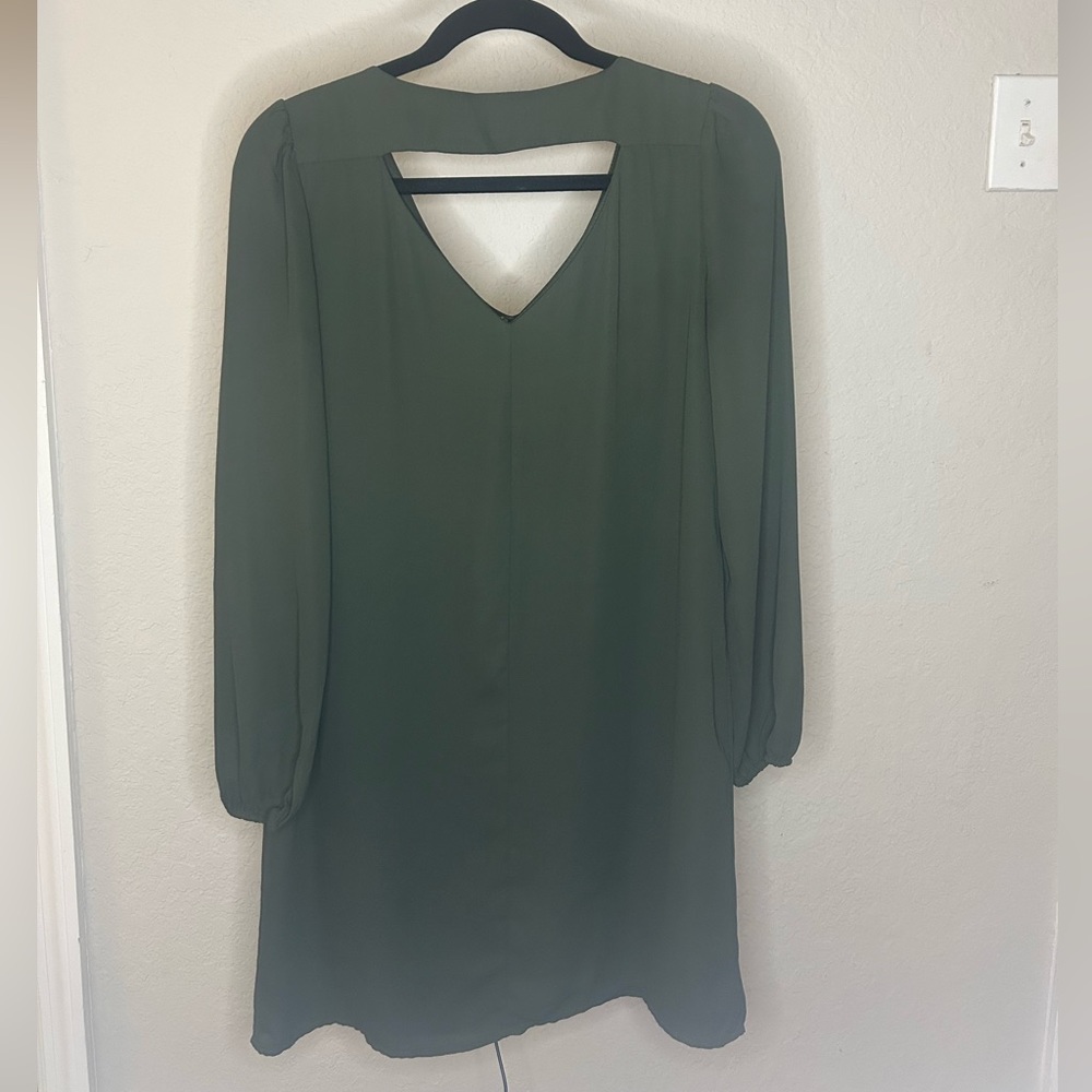 Green knee length V-neck dress in great condition